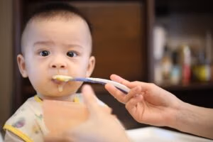 Baby eet met de handen