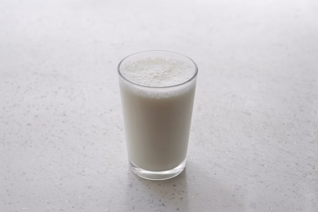 Glas met melkachtige drank