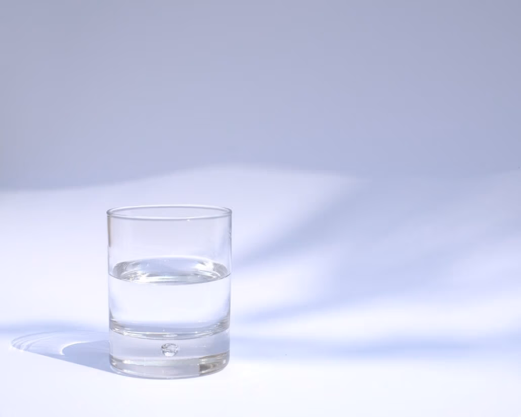 Glas water op tafel