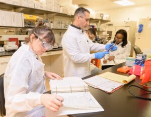 Onderzoekers in een laboratorium