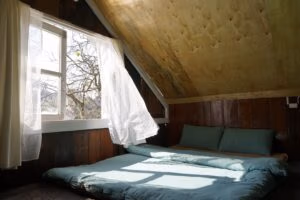 Slaapkamer met open raam