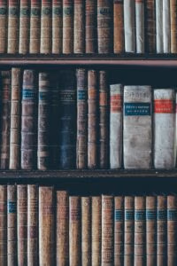 Warme, sfeervolle boekenkast met oude boeken